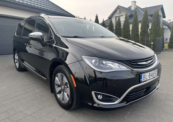 Chrysler Pacifica cena 134900 przebieg: 121000, rok produkcji 2018 z Łomża małe 466